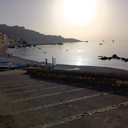 Apartmán Bilocale Fronte Mare Giardini Naxos Exteriér fotografie
