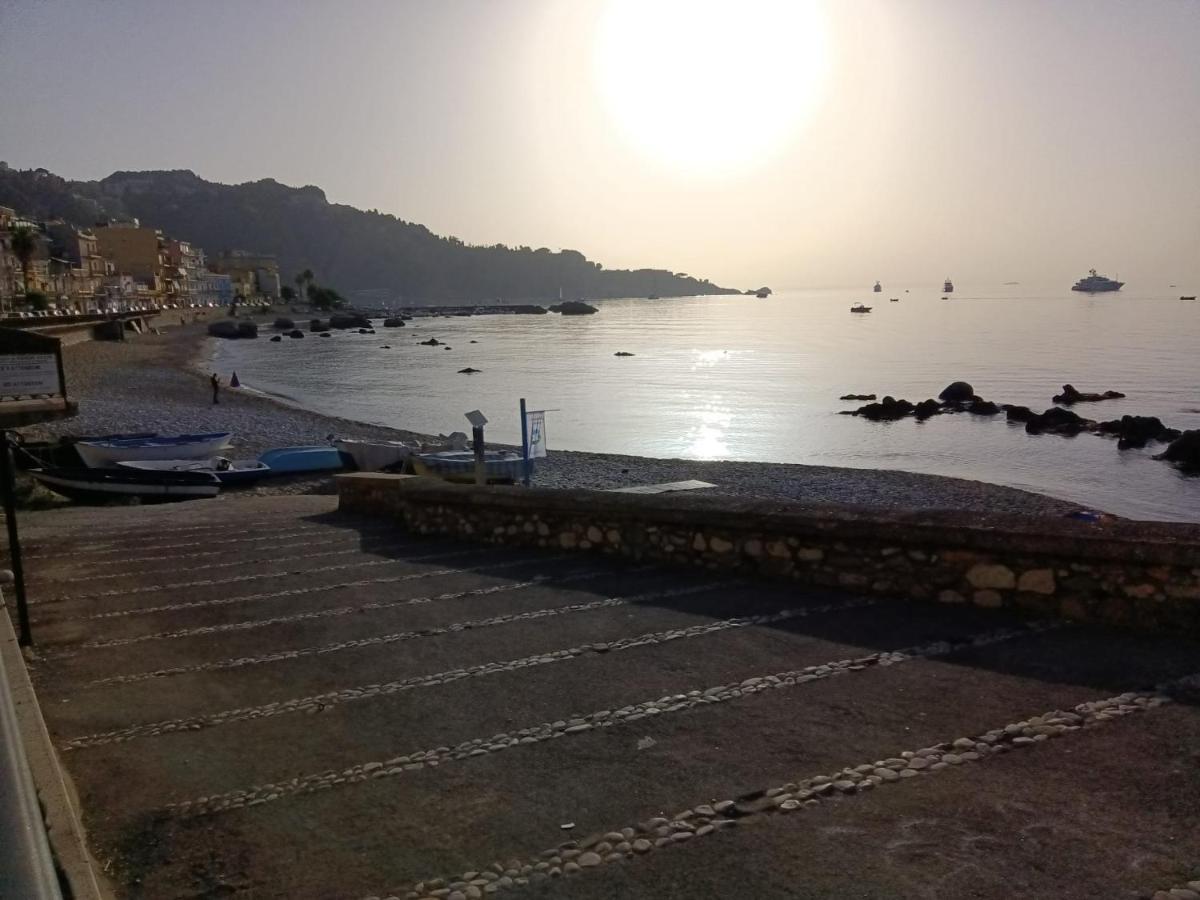 Apartmán Bilocale Fronte Mare Giardini Naxos Exteriér fotografie